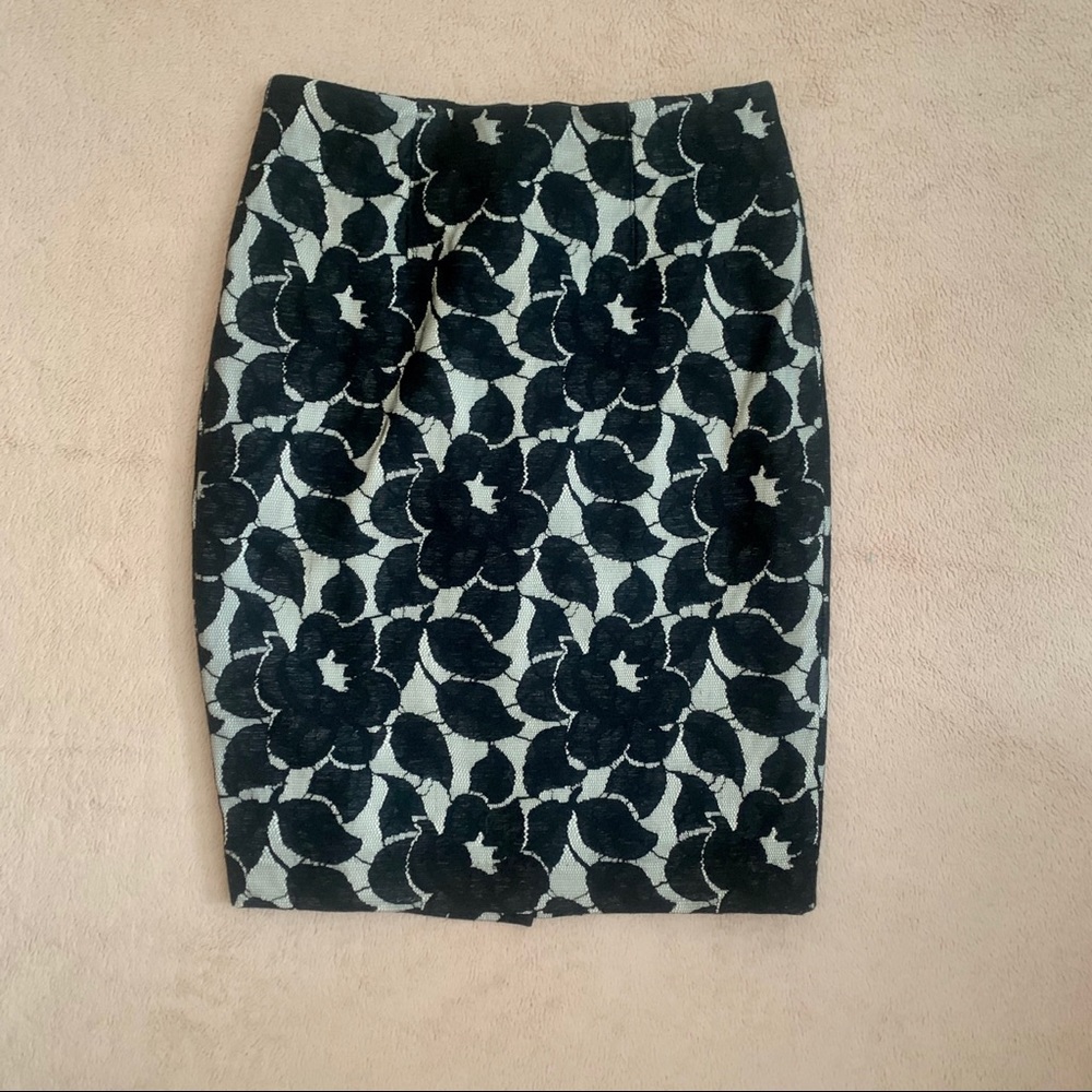 Size 2 Ann Taylor black lace skirt